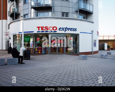 Un Tesco Express minimarket al Gunwharf Quays, Portsmouth Foto Stock