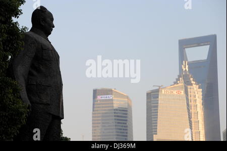 Shanghai, Cina. 17 Nov, 2013. Una statua di Mao è raffigurato nella parte anteriore del highrises di Shanghai-Pudong in Cina a Shanghai, 17 novembre 2013. Una delegazione di business da Schleswig-Holstein con premier Albig si è recato a Shanghai per una settimana a visitare le aziende e scuole. Foto: Carsten Rehder/dpa/Alamy Live News Foto Stock