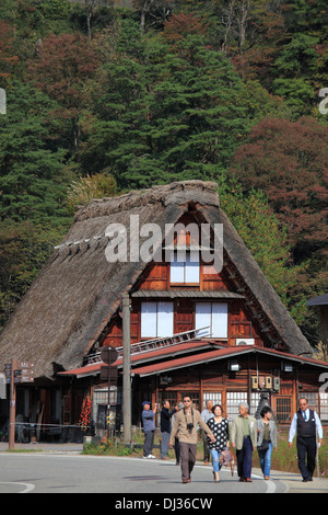 Giappone, Hida, Shirakawa-go, Ogimachi, Gassho-zukuri, casa tradizionale, persone Foto Stock