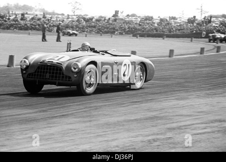 Reg Parnell in una Aston Martin DB3, finito terzo nel trofeo internazionale, Silverstone, Inghilterra 9 maggio 1953. Foto Stock