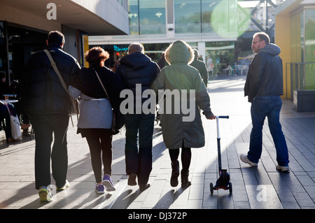 Gruppo di persone a piedi lungo la Royal Festival Hall Promenade in London REGNO UNITO Foto Stock