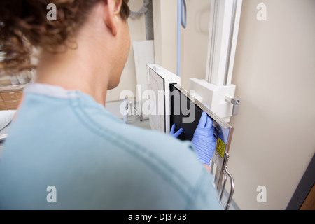 Femmina regolazione infermiere Xray Film In macchina Foto Stock