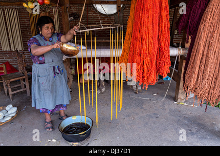 Un zapoteco donna indigena mano fa di candele in cera d'api per il Giorno dei Morti festival noto in spagnolo come Día de Muertos Ottobre 30, 2013 in Teotitlan, Messico. Foto Stock