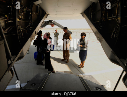 Stati Uniti Marine Corps Sgt. Mickael Clemann spiega la inclinazione della tecnologia del rotore della MV-22 Osprey per gli spettatori durante il 2013 Airshow di Dubai a Dubai World Central aeroporto di Jebel Ali, nov. 18, 2013. Clemann è una MV-22 capo equipaggio assegnati a VMM -166, 1 Foto Stock