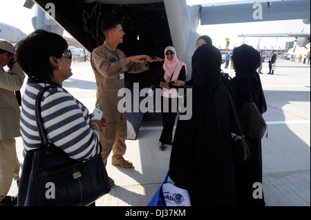 Stati Uniti Marine Corps Sgt. Mickael Clemann spiega la inclinazione della tecnologia del rotore della MV-22 Osprey per gli spettatori durante il 2013 Airshow di Dubai a Dubai World Central aeroporto di Jebel Ali, nov. 18, 2013. Clemann è una MV-22 capo equipaggio assegnati a VMM -166, 1 Foto Stock