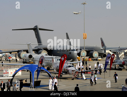 Un U.S. Navy P-8A Poseidon vola sopra i 2013 Airshow di Dubai a Dubai World Central aeroporto di Jebel Ali, Emirati arabi uniti, nov. 18, 2013. Gli Stati Uniti partecipa al Dubai Air Show per dimostrare un impegno per la sicurezza regionale, a DEM Foto Stock