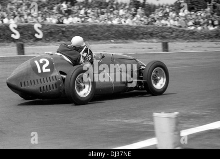 Roy Salvadori in Connaught una presso il British Grand Prix, Silverstone, in Inghilterra il 18 luglio 1953. Foto Stock