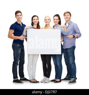 Gruppo di studenti sorridente con il bianco blank board Foto Stock