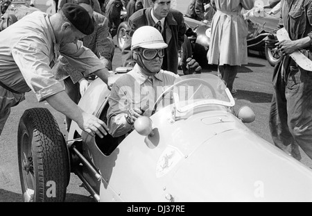 Nino Farina in una fabbrica della Ferrari 500, Meccanico Luigi Parenti presso British Grand Prix incontro, Silverstone Inghilterra 18 luglio 1953. Foto Stock