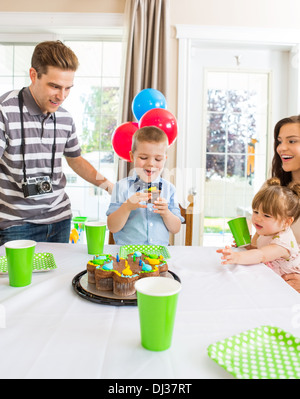 Famiglia ragazzo festeggia il compleanno a casa Foto Stock