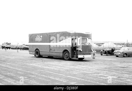 Briggs Cunningham del team stupendo American transporter nel paddock, il Gran Premio di Gran Bretagna a Silverstone, in Inghilterra il 18 luglio 1953. Foto Stock