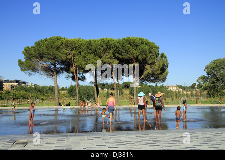 Specchio di acqua, Parvis Stephane Hessel, situato nel cuore del distretto di Port Marianne a Montpellier, Francia Foto Stock