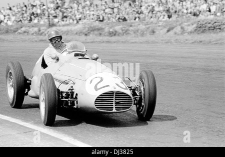 Juan-Manual Fangio su Maserati, finito 2° nel Gran Premio di Gran Bretagna a Silverstone Inghilterra 18 luglio 1953. Foto Stock