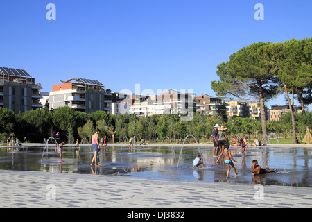 Specchio di acqua, Parvis Stephane Hessel, situato nel cuore del distretto di Port Marianne a Montpellier, Francia Foto Stock