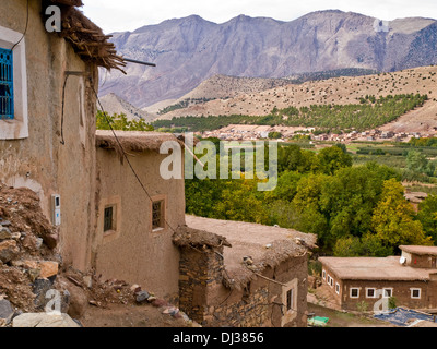 Villaggio berbero nella bellissima e fertile Ait Bouguemez valle dell'Atlante del Marocco Foto Stock