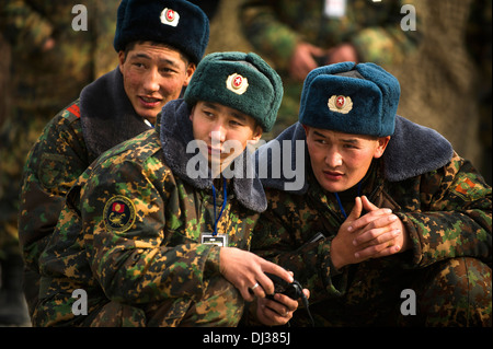 Membri del Kirghizistan il controllo militare di un materiale esplosivo robot durante una comune formazione militare exchange Novembre 19, 2013 in Manas, Kirghizistan. Foto Stock