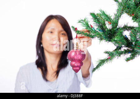 La donna si blocca ornamento di Natale. Foto Stock