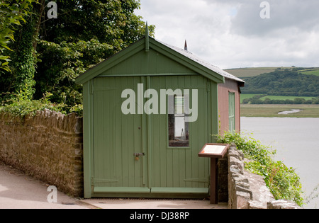 La scritta di Dylan Thomas shed.The vista attraverso l'estuario di Laugharne gli ha dato ispirazione per il suo lavoro. Foto Stock