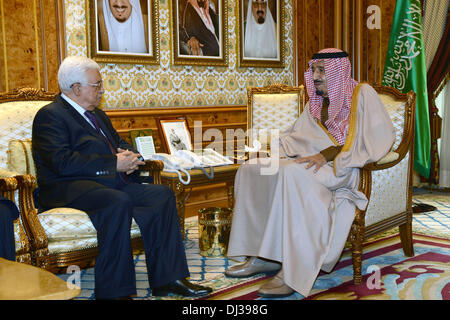 Riyadh, Riyadh, Arabia Saudita. Xx Nov, 2013. Il presidente palestinese Mahmoud Abbas (R) soddisfa con Arabia's Crown Principe Salman bin Abdul Aziz al-Saud, in Riyadh su Novembre 20, 2013 © Thaer Ganaim APA/images/ZUMAPRESS.com/Alamy Live News Foto Stock