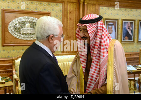 Riyadh, Riyadh, Arabia Saudita. Xx Nov, 2013. Il presidente palestinese Mahmoud Abbas (R) soddisfa con Arabia's Crown Principe Salman bin Abdul Aziz al-Saud, in Riyadh su Novembre 20, 2013 © Thaer Ganaim APA/images/ZUMAPRESS.com/Alamy Live News Foto Stock