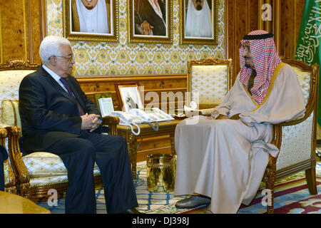 Riyadh, Riyadh, Arabia Saudita. Xx Nov, 2013. Il presidente palestinese Mahmoud Abbas (R) soddisfa con Arabia's Crown Principe Salman bin Abdul Aziz al-Saud, in Riyadh su Novembre 20, 2013 © Thaer Ganaim APA/images/ZUMAPRESS.com/Alamy Live News Foto Stock