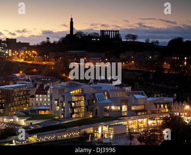 Edinburgh, il parlamento scozzese di Holyrood Scozia UK xx Nov. 2013 Crepuscolo con Calton Hill in background Foto Stock
