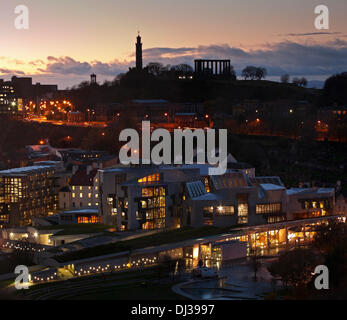 Edinburgh, il parlamento scozzese di Holyrood Scozia UK xx Nov. 2013 Crepuscolo con Calton Hill in background Foto Stock