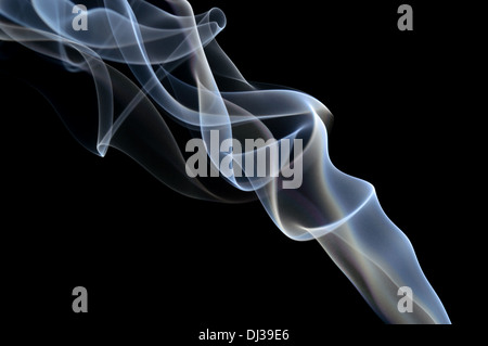 Fumo grigio su sfondo nero. Onde lisce di fumo. Foto Stock