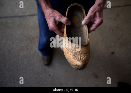 Zuecos o intasare nelle Asturie, Spagna. scarpa in legno zueco scarpe Foto Stock