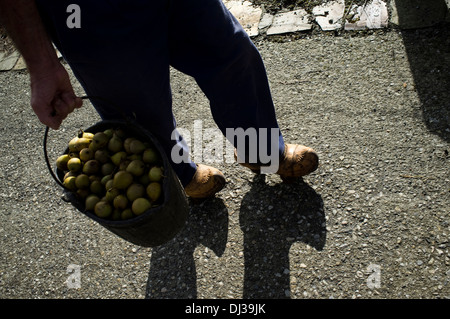 Zuecos o intasare nelle Asturie, Spagna. scarpa in legno zueco scarpe Foto Stock