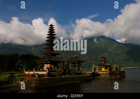 Pura Ulun Danu Bratan, Bali, Indonesia. Credito: Kraig Lieb Foto Stock