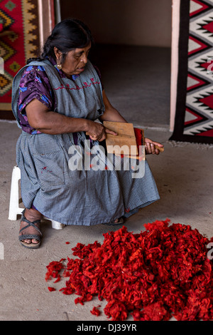 Un zapoteco donna indigena mano carte lana tinti in filo per essere utilizzati nella tessitura dei tappeti tradizionali Ottobre 30, 2013 in Teotitlan de Valle, Messico. Foto Stock