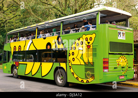 Il Brasile, Iguassu Parco Nazionale: Double-decker bus con i turisti a Porto Canoas station