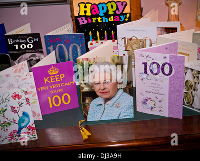 Selezione di carte compleanno di 100 anni sulla sponda laterale con la tradizionale carta iconica della regina Elisabetta II di HRH al centro Foto Stock