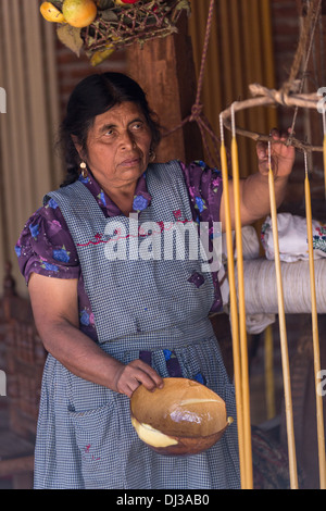 Un zapoteco donna indigena mano fa di candele in cera d'api per il Giorno dei Morti festival in Teotitlan, Messico. Foto Stock