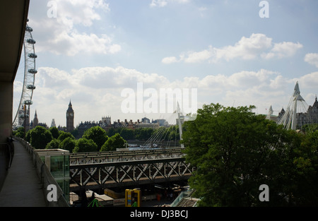 Vista di Hungerford ponte ferroviario verso il Big Ben e il fiume Tamigi dal Royal Festival Hall, South Bank di Londra, Inghilterra Foto Stock