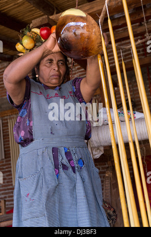 Un zapoteco donna indigena mano fa di candele in cera d'api per il Giorno dei Morti festival noto in spagnolo come Día de Muertos. Foto Stock