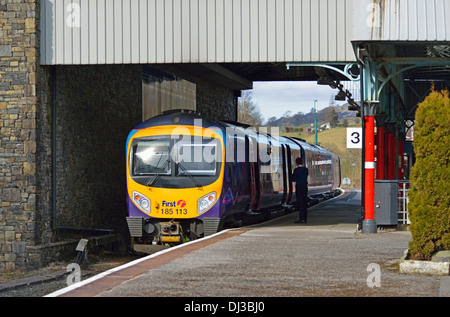 Primo Transpennine Express Classe 185 treno in piedi alla stazione Oxenholme, Cumbria, England, Regno Unito, Europa. Foto Stock