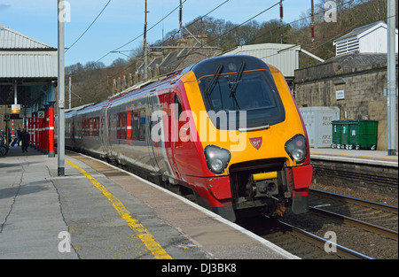 Vergine Classe Supervoyager 221 treno Oxenholme Rail Station, Cumbria, England, Regno Unito, Europa. Foto Stock