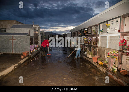 Provincia di Nuoro, Sardegna. Xx Nov, 2013. Torpè alluvione. Cimitero Credito: Davvero Facile Star/Alamy Live News Foto Stock