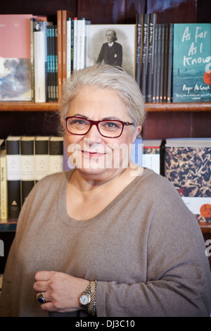 Autore Cherry Mosteshar raffigurato nella Blackwell's bookshop in Oxford Foto Stock