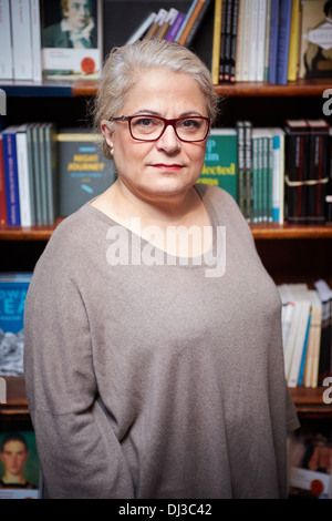 Autore Cherry Mosteshar raffigurato nella Blackwell's bookshop in Oxford Foto Stock