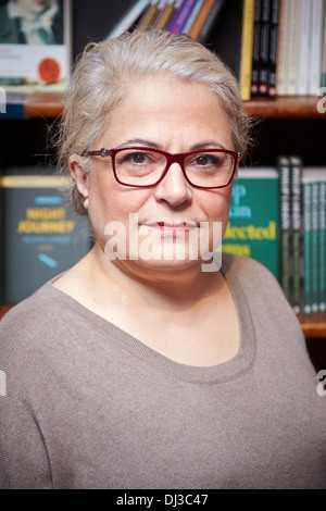 Autore Cherry Mosteshar raffigurato nella Blackwell's bookshop in Oxford Foto Stock