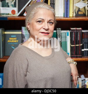 Autore Cherry Mosteshar raffigurato nella Blackwell's bookshop in Oxford Foto Stock