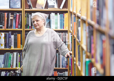 Autore Cherry Mosteshar raffigurato nella Blackwell's bookshop in Oxford Foto Stock