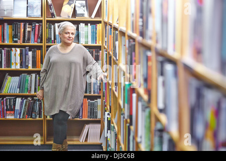 Autore Cherry Mosteshar raffigurato nella Blackwell's bookshop in Oxford Foto Stock