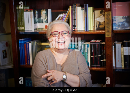 Autore Cherry Mosteshar raffigurato nella Blackwell's bookshop in Oxford Foto Stock