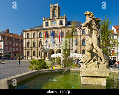 La piazza del mercato con il Municipio e la Fontana di Nettuno, Weimar, Germania Foto Stock