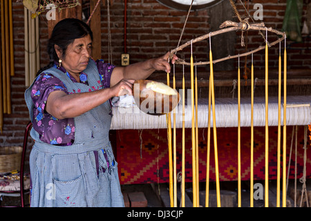 Un zapoteco donna indigena mano fa di candele in cera d'api per il Giorno dei Morti festival noto in spagnolo come Día de Muertos. Foto Stock