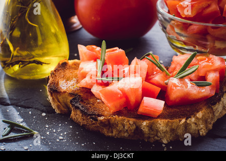 Due bruschette con pomodoro fresco e rosmarino Foto Stock